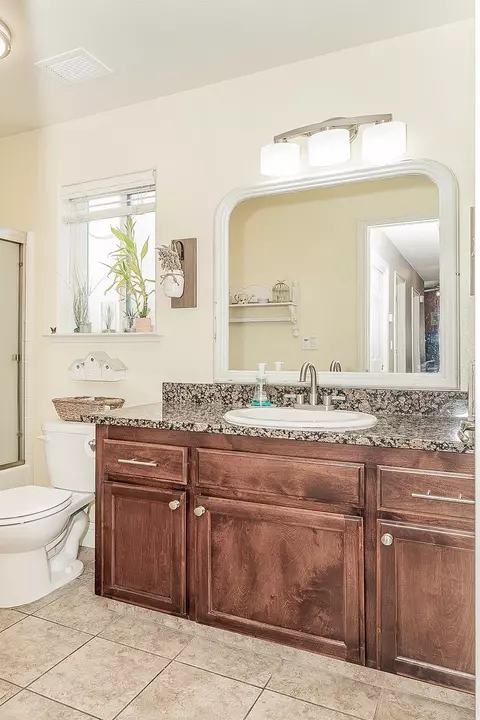 Bath - 2070 Park Ave, Sanger, CA 93657 photo 4 of 5