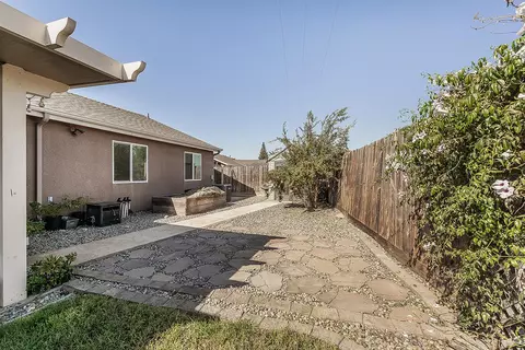Exterior - 2070 Park Ave, Sanger, CA 93657 photo 6 of 10