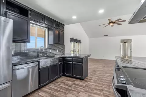 Kitchen - 30833 Pennyroyal Ln, Prather, CA 93651 photo 4 of 6