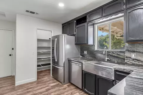 Kitchen - 30833 Pennyroyal Ln, Prather, CA 93651 photo 5 of 6