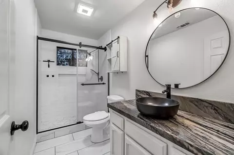 Bath - 30833 Pennyroyal Ln, Prather, CA 93651 photo 1 of 4