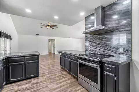 Kitchen - 30833 Pennyroyal Ln, Prather, CA 93651 photo 2 of 6