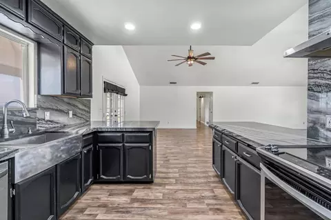 Kitchen - 30833 Pennyroyal Ln, Prather, CA 93651 photo 6 of 6