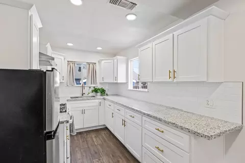 Kitchen - 909 Dewitt, Clovis, CA 93612 photo 5 of 5