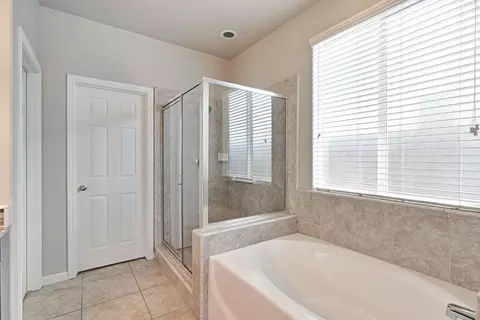 Bath - 3452 Pontiac Ave, Clovis, CA 93619 photo 3 of 3