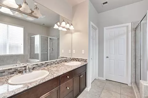 Bath - 3452 Pontiac Ave, Clovis, CA 93619 photo 2 of 3
