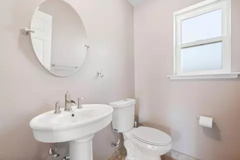 Bath - 3152 Love Ct, Madera, CA 93637 photo 1 of 5
