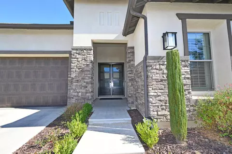 Exterior - 2614 E Via Sofia Dr, Fresno, CA 93730 photo 4 of 8