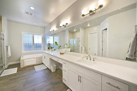 Bath - 2614 E Via Sofia Dr, Fresno, CA 93730 photo 5 of 9