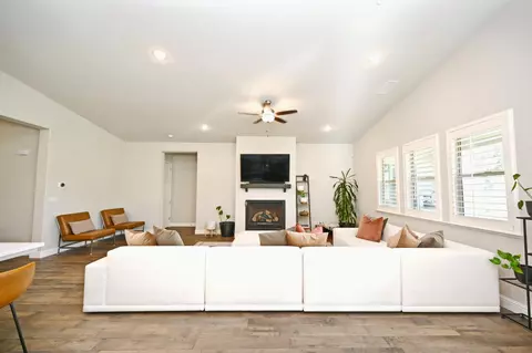 Living - 2614 E Via Sofia Dr, Fresno, CA 93730 photo 2 of 4