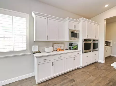 Kitchen - 2614 E Via Sofia Dr, Fresno, CA 93730 photo 7 of 8