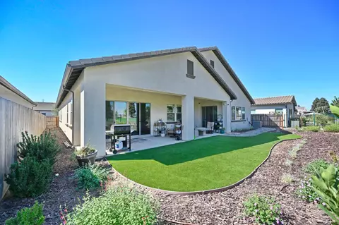 Exterior - 2614 E Via Sofia Dr, Fresno, CA 93730 photo 6 of 8