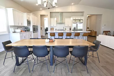Dining - 2614 E Via Sofia Dr, Fresno, CA 93730 photo 4 of 5