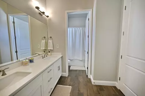 Bath - 2614 E Via Sofia Dr, Fresno, CA 93730 photo 2 of 9