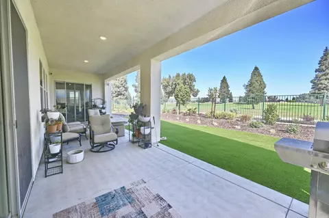 Exterior - 2614 E Via Sofia Dr, Fresno, CA 93730 photo 5 of 8
