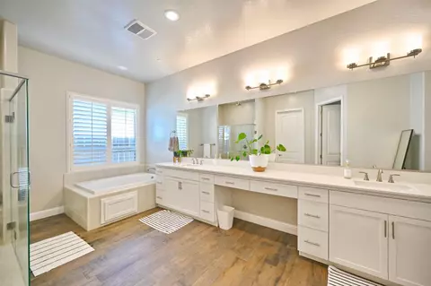 Bath - 2614 E Via Sofia Dr, Fresno, CA 93730 photo 6 of 9