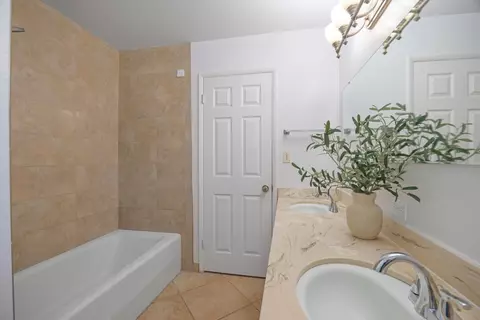 Bath - 2854 E Millbrae Ave, Fresno, CA 93710 photo 2 of 4