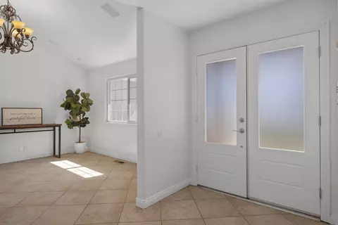 Entry Way - 2854 E Millbrae Ave, Fresno, CA 93710 photo 3 of 6