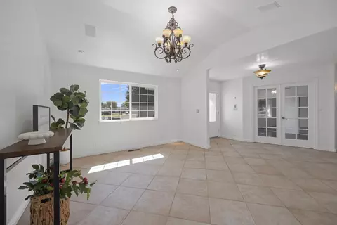 Entry Way - 2854 E Millbrae Ave, Fresno, CA 93710 photo 5 of 6