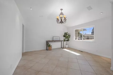Living - 2854 E Millbrae Ave, Fresno, CA 93710 photo 2 of 5