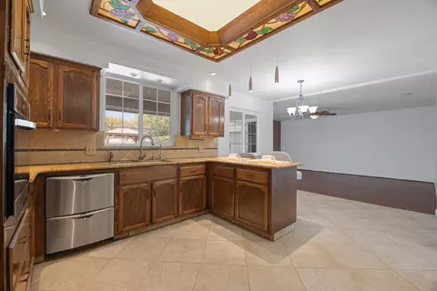 Kitchen - 2854 E Millbrae Ave, Fresno, CA 93710 photo 4 of 5