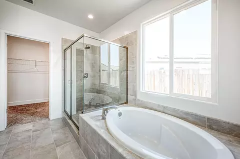 Bath - 967 Talus Way S, Madera, CA 93636 photo 5 of 5