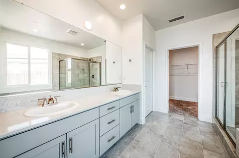Bath - 967 Talus Way S, Madera, CA 93636 photo 4 of 5