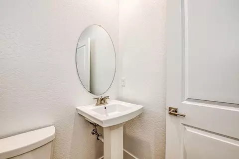 Bath - 967 Talus Way S, Madera, CA 93636 photo 1 of 5