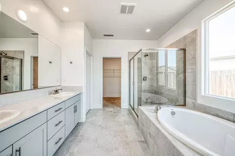Bath - 967 Talus Way S, Madera, CA 93636 photo 3 of 5