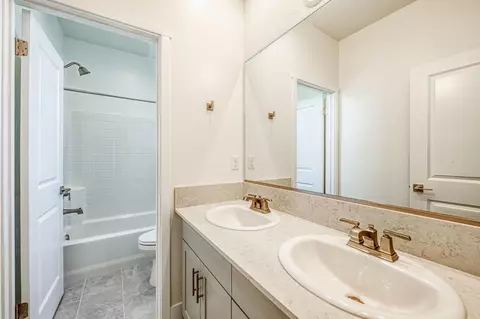 Bath - 967 Talus Way S, Madera, CA 93636 photo 2 of 5