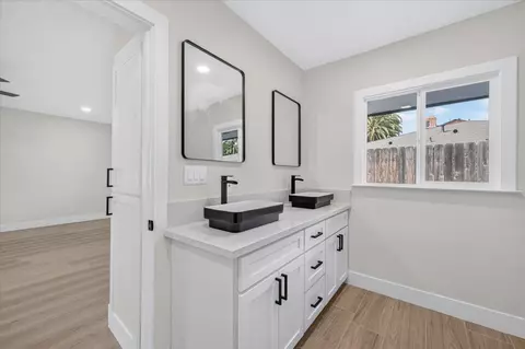 Bath - 609 E Hampton Way, Fresno, CA 93704 photo 4 of 5