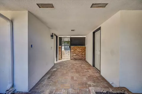 Exterior - 609 E Hampton Way, Fresno, CA 93704 photo 8 of 9