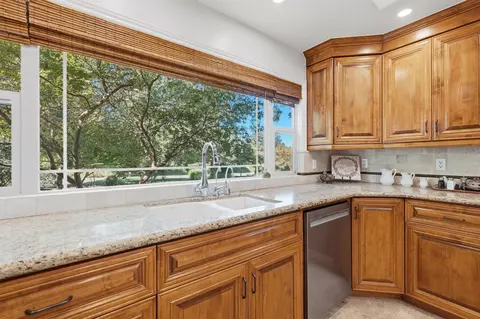 Kitchen - 31255 Palm Dr, Exeter, CA 93221 photo 5 of 7