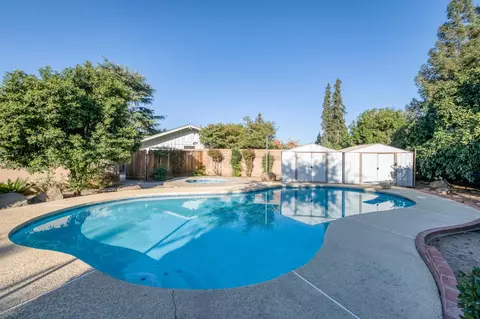Exterior - 6405 E Lyell Ave, Fresno, CA 93727 photo 7 of 10