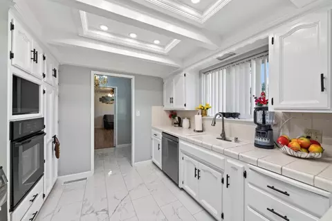 Entry Way - 6405 E Lyell Ave, Fresno, CA 93727 photo 1 of 2