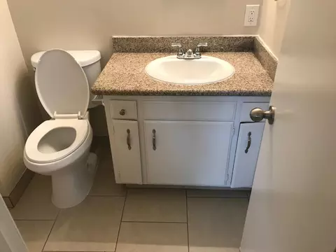 Bath - 525 Oatman Ave, Sanger, CA 93657 photo 1 of 3