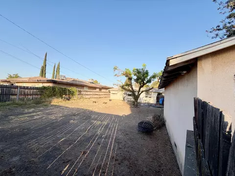 Exterior - 525 Oatman Ave, Sanger, CA 93657 photo 5 of 8