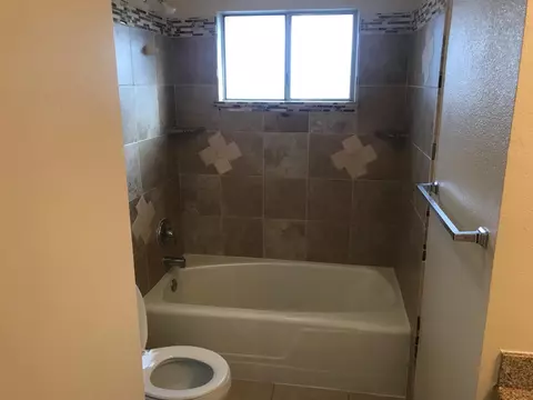 Bath - 525 Oatman Ave, Sanger, CA 93657 photo 3 of 3