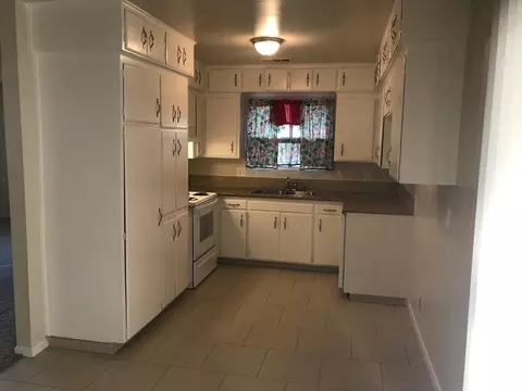Kitchen - 525 Oatman Ave, Sanger, CA 93657 photo 1 of 1