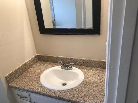 Bath - 525 Oatman Ave, Sanger, CA 93657 photo 2 of 3