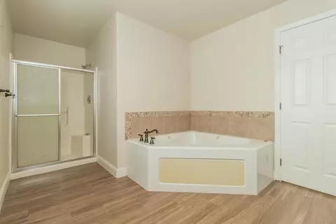 Bath - 6855 Live Oak Dr, Sanger, CA 93657 photo 4 of 6