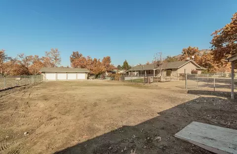 Exterior - 6855 Live Oak Dr, Sanger, CA 93657 photo 10 of 13