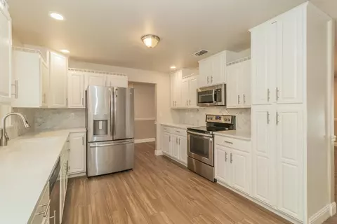 Kitchen - 6855 Live Oak Dr, Sanger, CA 93657 photo 2 of 3