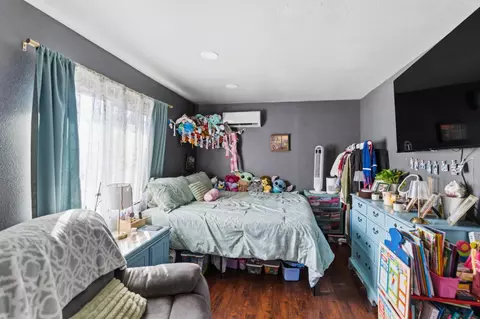 Bedroom - 6855 Live Oak Dr, Sanger, CA 93657 photo 5 of 7