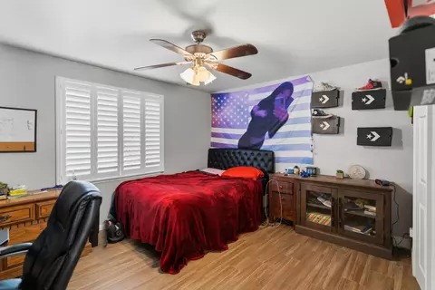 Bedroom - 6855 Live Oak Dr, Sanger, CA 93657 photo 3 of 7