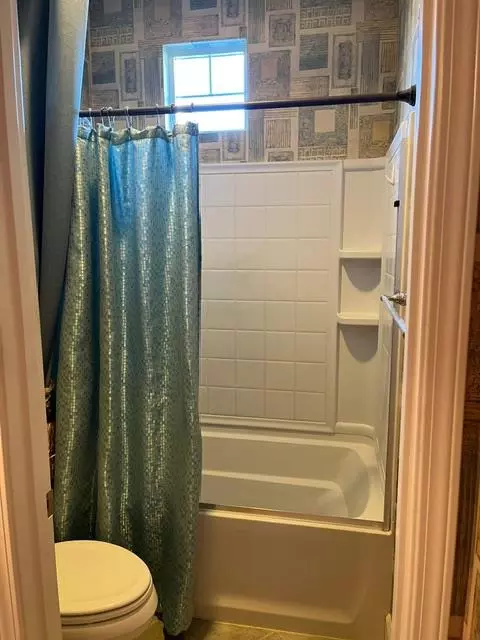 Bath - 474 Serena Ave, Clovis, CA 93619 photo 2 of 4
