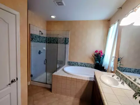 Bath - 474 Serena Ave, Clovis, CA 93619 photo 3 of 4