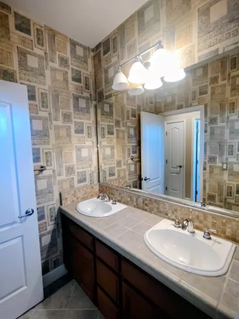 Bath - 474 Serena Ave, Clovis, CA 93619 photo 1 of 4