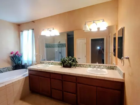 Bath - 474 Serena Ave, Clovis, CA 93619 photo 4 of 4