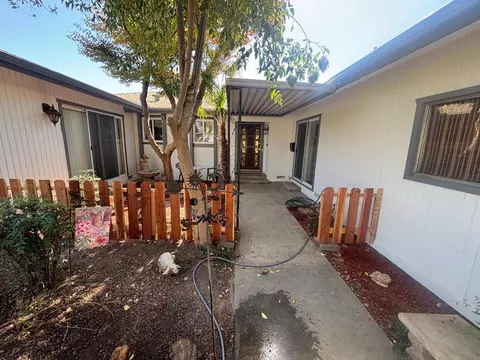 1621 W Holland W, Fresno, CA 93705
